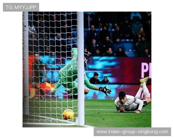 巴萨替补的穿插跑动创造空档,前锋补射建功