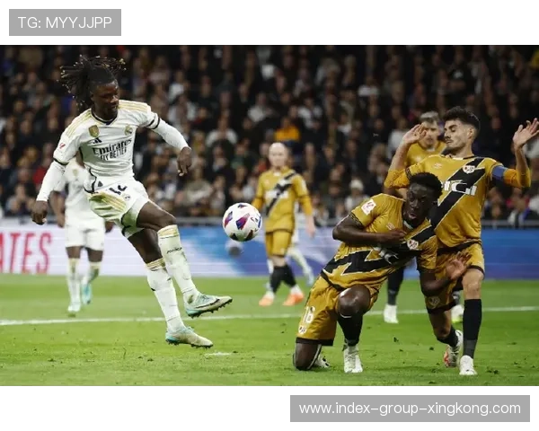 维尼修斯连续假动作过掉两人，皇马前场呼啸而来